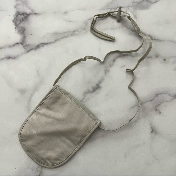 Lewis N Clark tan travel pouch - Picture 3 of 6